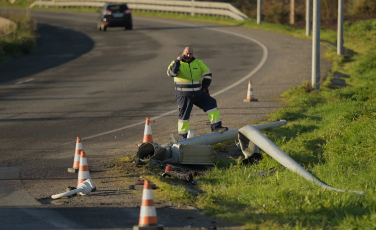 Un coche tumba una farola y una cámara en A Coruña y se da la fuga