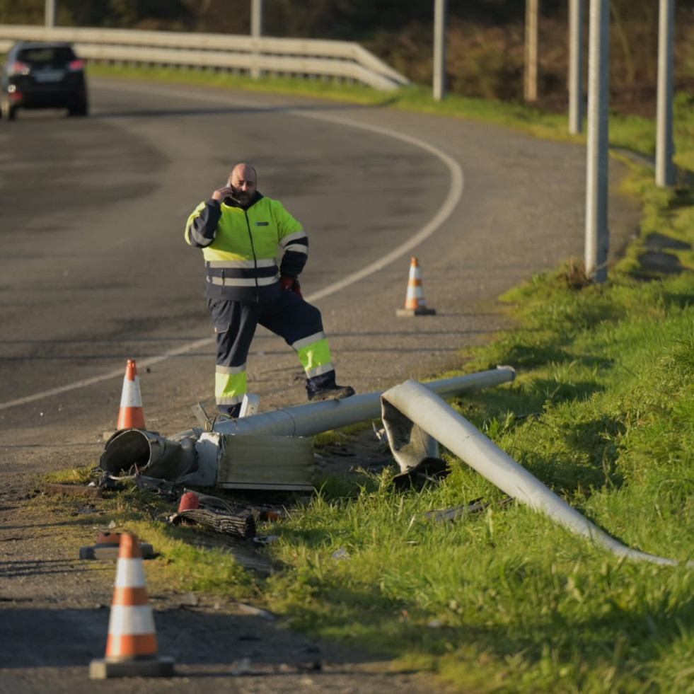 Un coche tumba una farola y una cámara en A Coruña y se da la fuga