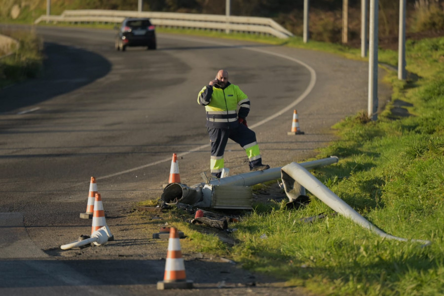 Un coche tumba una farola y una cámara en A Coruña y se da la fuga