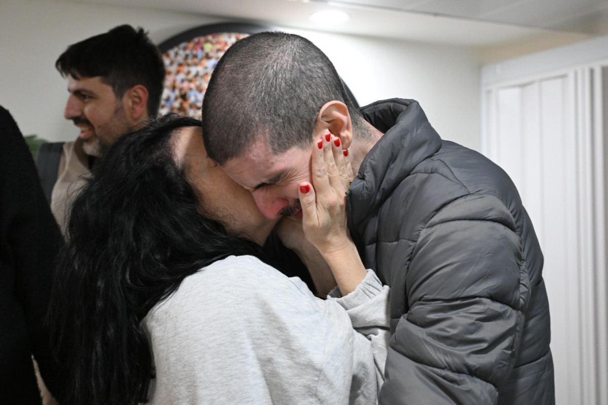 JERUSALÉN (ISRAEL), 08/02/2025.- Los tres rehenes liberados este sábado por Hamás en la Franja de Gaza, Or Levy (d), Ohad Ben Ami y Eli Sharabi, ya están en territorio israelí, confirmó este sábado el Ejército de Israel, y han sido trasladados a un hospital. EFE/ Haim Tzach / GPO SÓLO USO EDITORIAL / SÓLO DISPONIBLE PARA ILUSTRAR LA NOTICIA QUE ACOMPAÑA (CRÉDITO OBLIGATORIO)