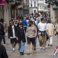 Paseantes observan los escaparates de la calle Real  carlota blanco