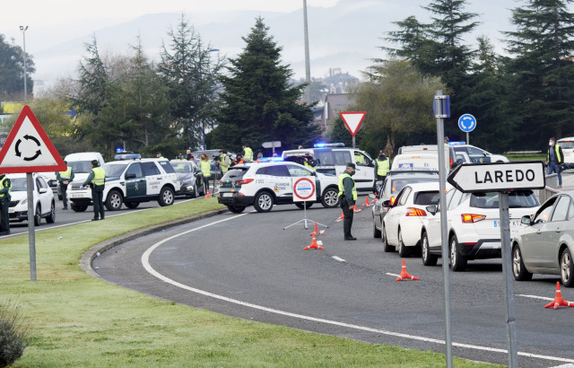 EuropaPress 3537541 agentes guardia civil dan alto vehiculos control efectuado laredo cantabria 1045 1