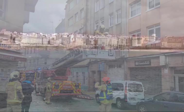 Los bomberos de A Coruña extinguen un incendio y rescatan a varias personas en la avenida de Hércules