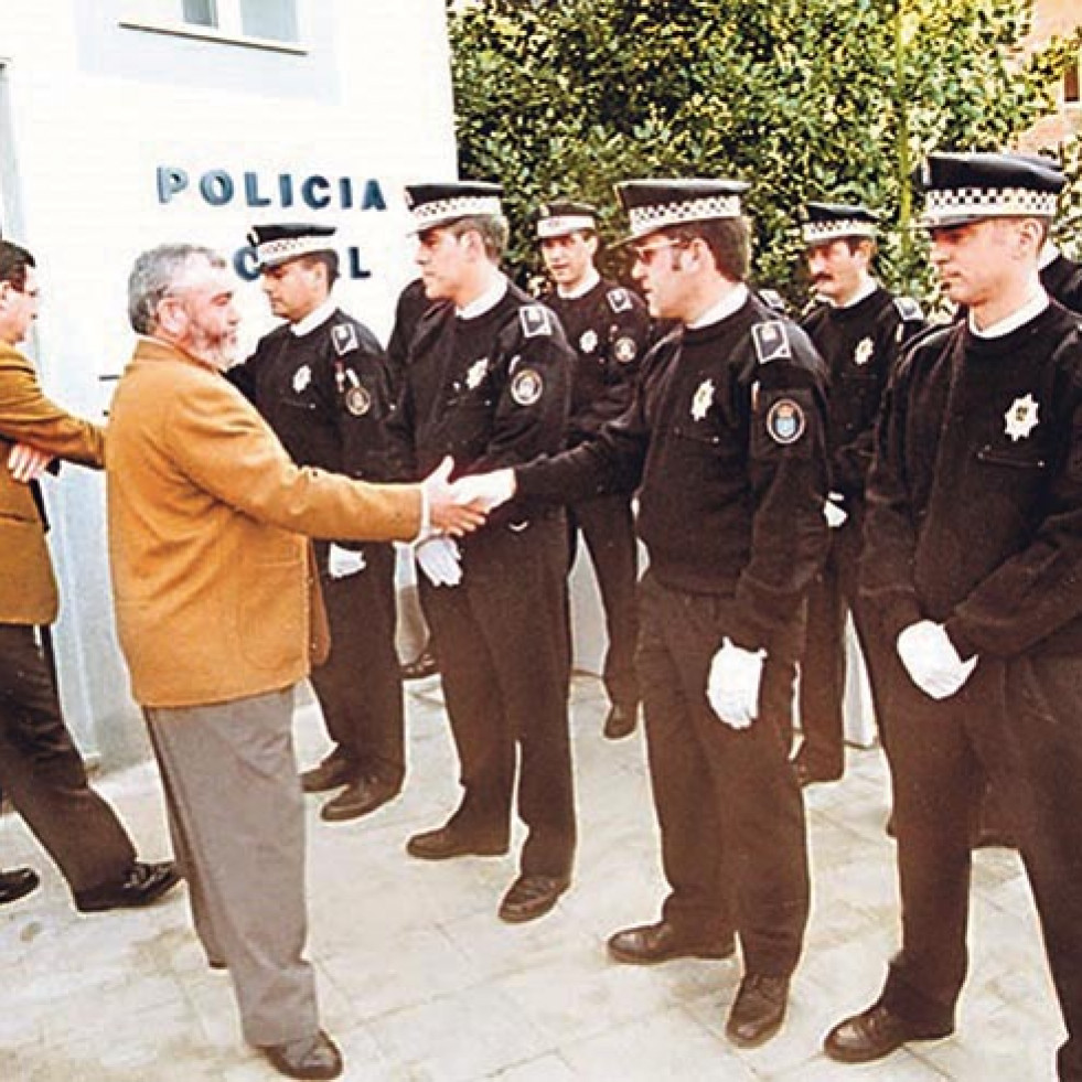 Hace 25 años | El alcalde de Cambre, Varela Saavedra, inaugura las nuevas oficinas policiales