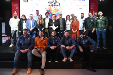 Foto de familia de los participantes en la presentación  PEDRO PUIG