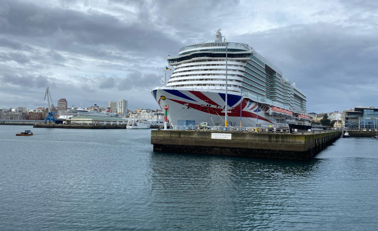 Iona y Balmoral, dos grandes cruceros de visita en A Coruña