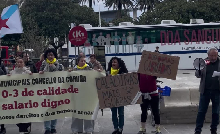 Decenas de educadores de las Escuelas Infantiles se concentran en el Obelisco ante “a falta de apoio do Goberno de Inés Rey”