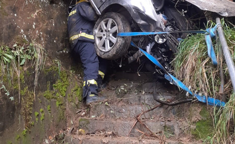 Dos mujeres resultan ilesas tras la caída de un coche al arenal de Arnela, en Sada