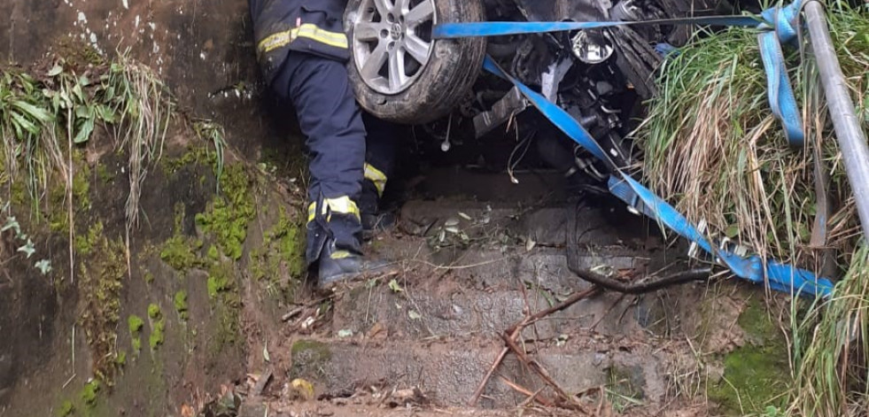 Dos mujeres resultan ilesas tras la caída de un coche al arenal de Arnela, en Sada