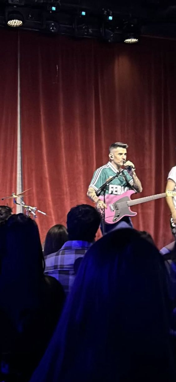 Álvaro Benito, de Pignoise, con la camiseta del Dépor en su concierto en A Coruña @ Dani Moreno