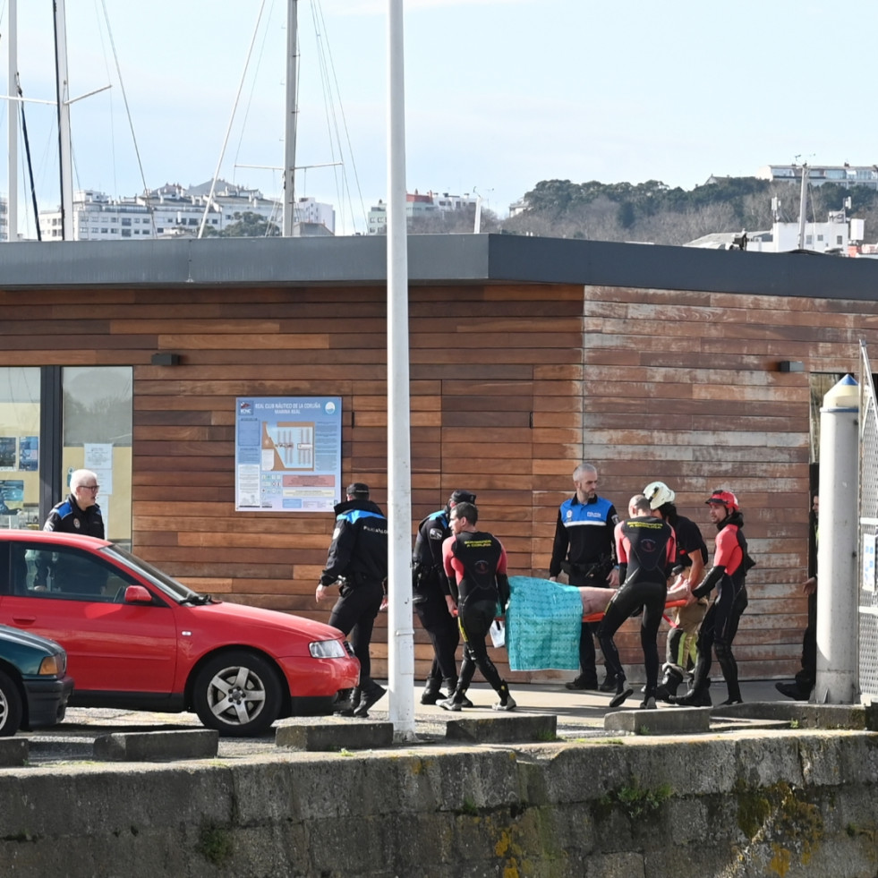 Rescatan con vida a una mujer de las aguas frente a la Torre de Hércules