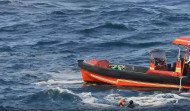 Rescatan con vida a una mujer de las aguas frente a la Torre de Hércules