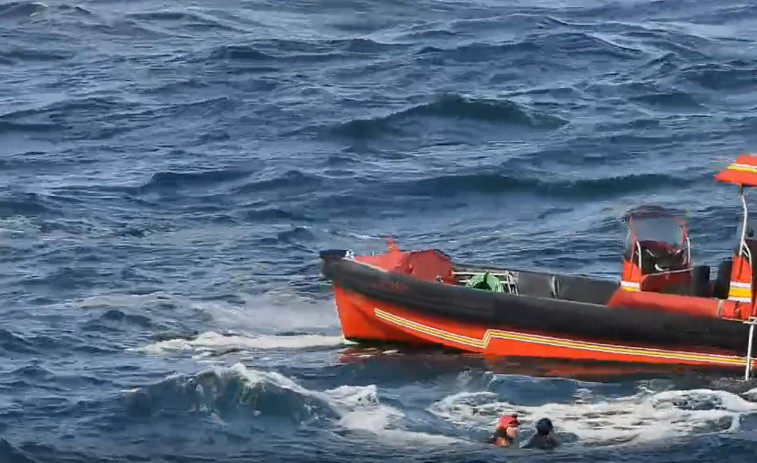 Rescatan con vida a una mujer de las aguas frente a la Torre de Hércules