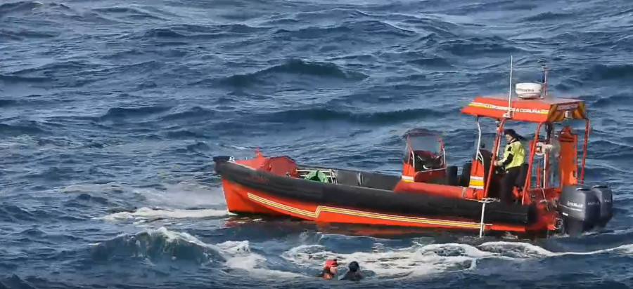 Rescatan con vida a una mujer de las aguas frente a la Torre de Hércules