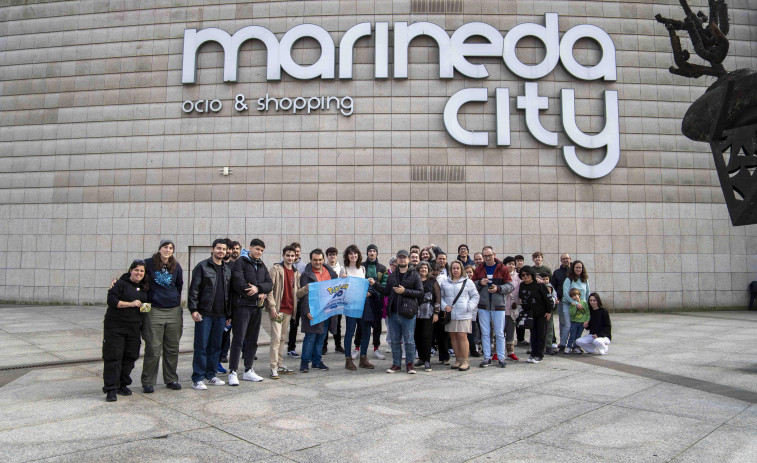 Un centenar de entrenadores pokémon capturan Marineda City