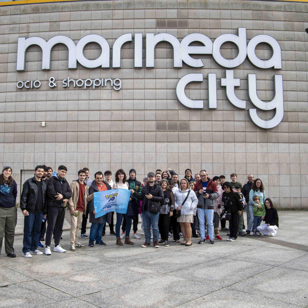 Un centenar de entrenadores pokémon capturan Marineda City