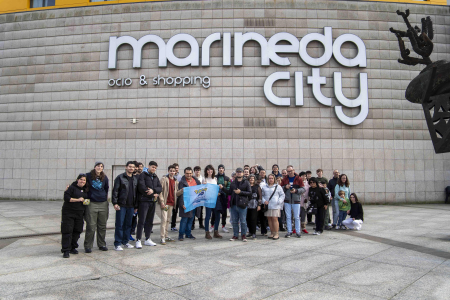 Un centenar de entrenadores pokémon capturan Marineda City