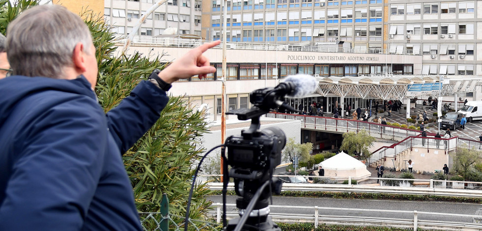 El papa continúa en el hospital y se perderá el Ángelus del domingo