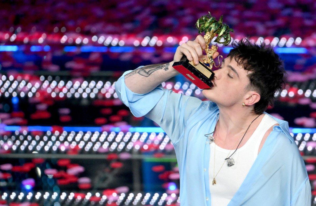 Sanremo (Italy), 16/02/2025.- Italian singer Olly kisses his trophy on stage after winning the 75th edition of the Sanremo Italian Song Festival, in Sanremo, Italy, 15 February 2025. The music festiva