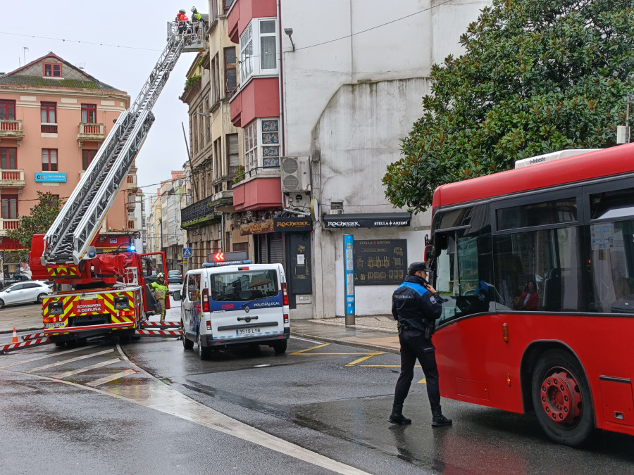 La caída de un cristal obliga a cortar Panaderas al tráfico