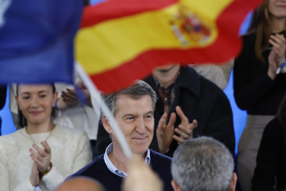 SANTIAGO DE COMPOSTELA, 15/02/2025.- El líder del PP, Alberto Núñez Feijóo, sonríe a su llegada a la celebración del primer aniversario de la victoria electoral de Rueda, este sábado en Santiag