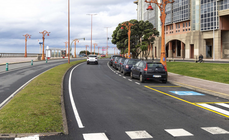 Los raíles del tranvía pasan a la historia en el Paseo Marítimo entre As Lagoas y Riazor