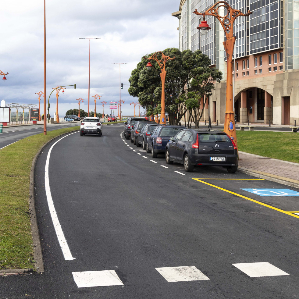 Los raíles del tranvía pasan a la historia en el Paseo Marítimo entre As Lagoas y Riazor