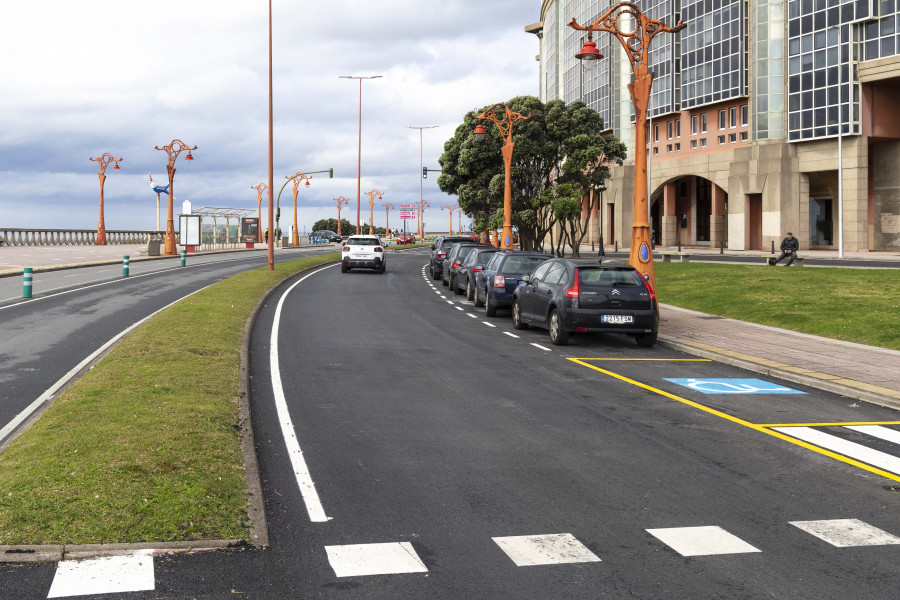 Los raíles del tranvía pasan a la historia en el Paseo Marítimo entre As Lagoas y Riazor