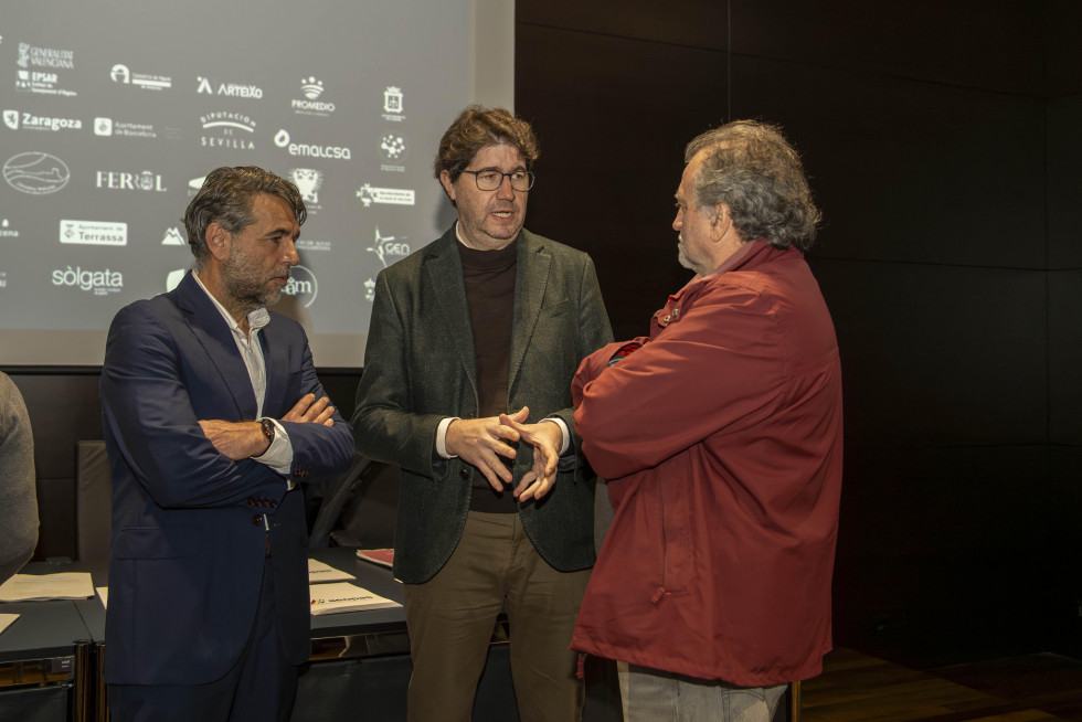 El alcalde de Arteixo, Carlos Calvelo, en el centro, ayer en la reunión de la Aeopas en Sabón  carlota blanco