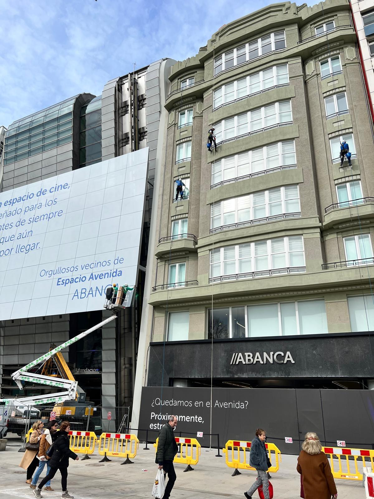 Trabajos de altura en el Cine Avenida de A Coruu00f1a