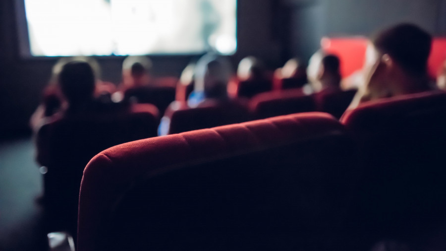 Facua denuncia que un cine de A Coruña no permite entrar con comida y bebida