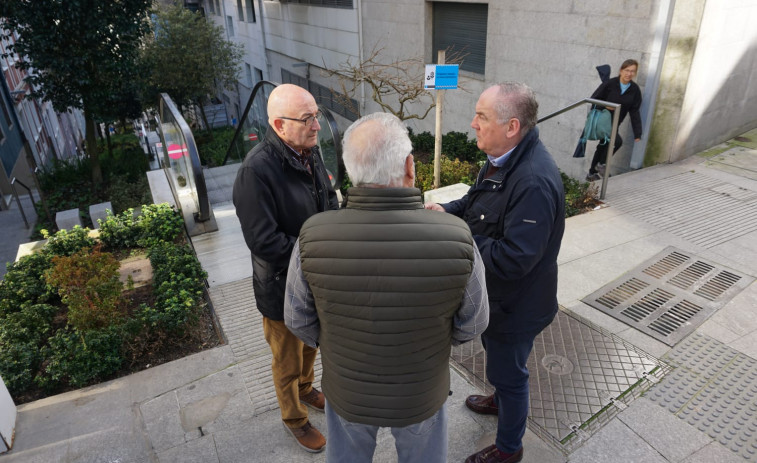 Los vecinos de A Falperra insisten en cubrir las escaleras de Maestro Clavé