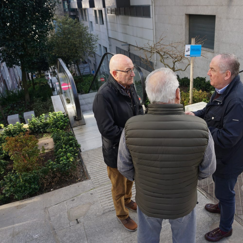 Los vecinos de A Falperra insisten en cubrir las escaleras de Maestro Clavé