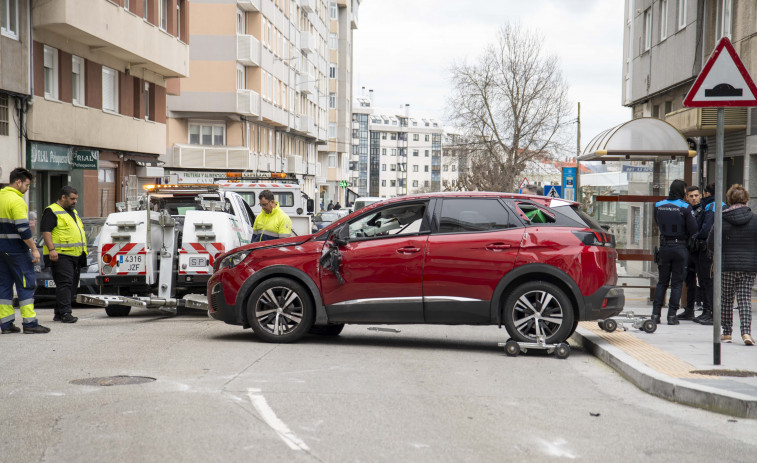 Un coche vuelca en pleno barrio de O Castrillón