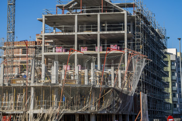 SANTANDER (ESPAÑA), 20/02/2025.- Vista de un bloque de pisos en construcción en Santander este jueves cuando se ha conocido que en 2024 se compraron 641.919 viviendas en toda España al calor de la 