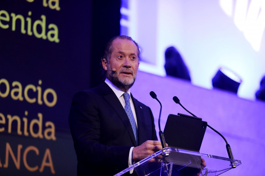 Escotet durante el acto de inauguración del 'Espacio Avenida': “Nos sentimos testigos del pulso de una ciudad que, como Galicia, mira al futuro”