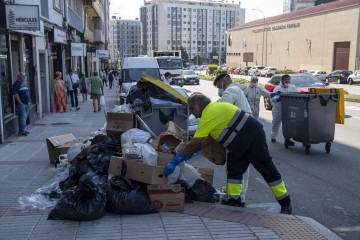 Trabajadores de Valoriza recogen residuos en ronda de Outeiro