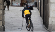 La Policía Local de A Coruña multa con hasta 500 euros a los usuarios de bicis y patinetes que infringen las normas