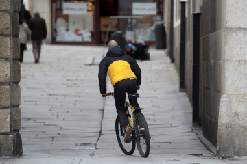 Un ciclista circula por un espacio peatonal del centro de la ciudad  quintana