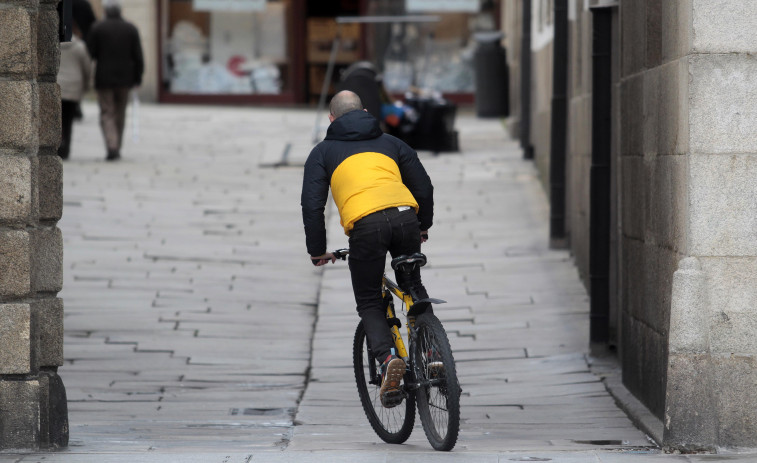 La Policía Local de A Coruña multa con hasta 500 euros a los usuarios de bicis y patinetes que infringen las normas