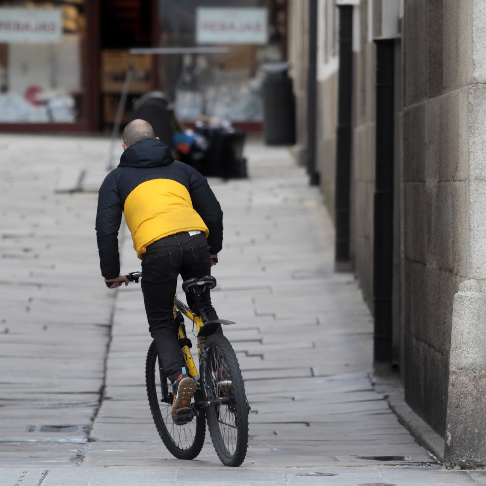 El 092 sanciona al conductor de un patinete o una bicicleta cada cuatro días en A Coruña