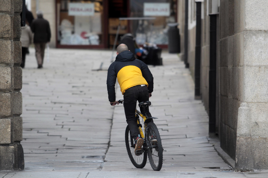 La Policía Local de A Coruña multa con hasta 500 euros a los usuarios de bicis y patinetes que infringen las normas