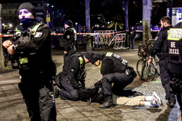 La policía arresta a un hombre cerca del Memorial del Holocausto en Berlín.