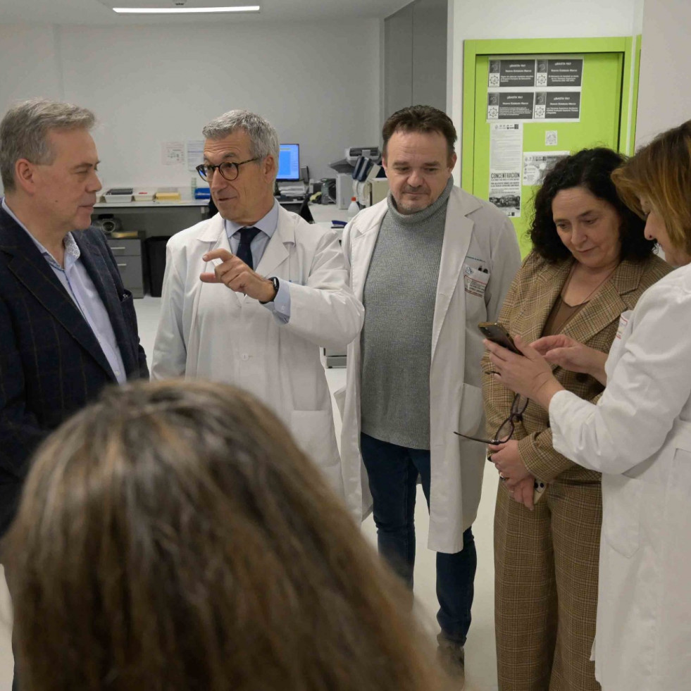 El conselleiro de Sanidad visita las nuevas instalaciones del laboratorio de urgencias del Chuac