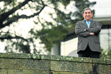 Lendoiro, en el parque de Santa Margarita, en la zona donde jugaba al fútbol cuando era niño   Pedro Puig