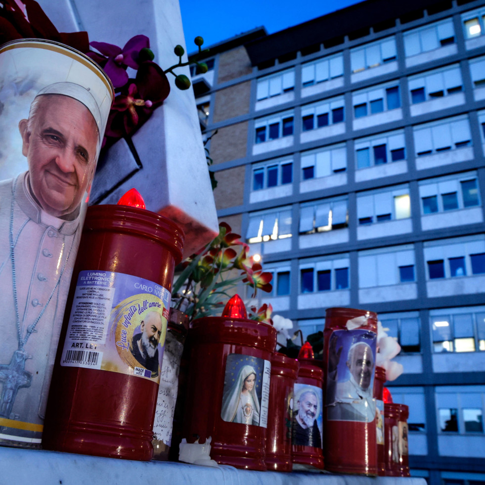 El papa empeora y permanece en estado crítico