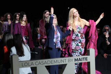 La diseñadora Maite Casademunt y la modelo Esther Cañadas saludan durante el desfile