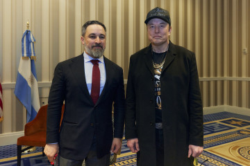 FOTODELDÍA  WASHINGTON, 21/02/2025.- El líder del partido de la derecha española Vox, Santiago Abascal (i), se reunió este jueves con el magnate Elon Musk (d) y dijo haberle agradecido en persona 