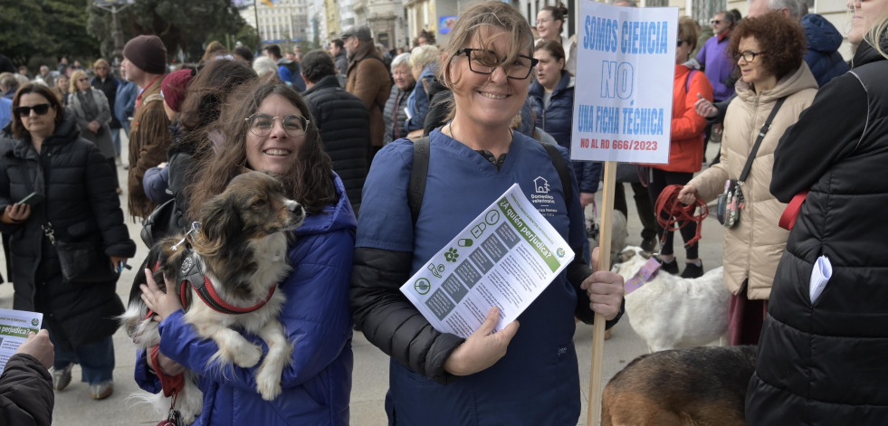 Veterinarios, animales y familias de A Coruña contra la nueva ley del medicamento