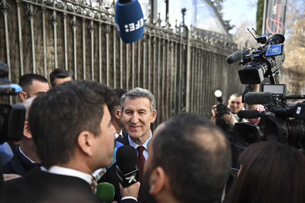 MADRID, 20/02/2025.- El líder del PP, Alberto Núñez Feijóo, que ha intervenido en el foro anual de la patronal de los fabricantes de vehículos Anfac este jueves en Madrid, atiende a los medios. E